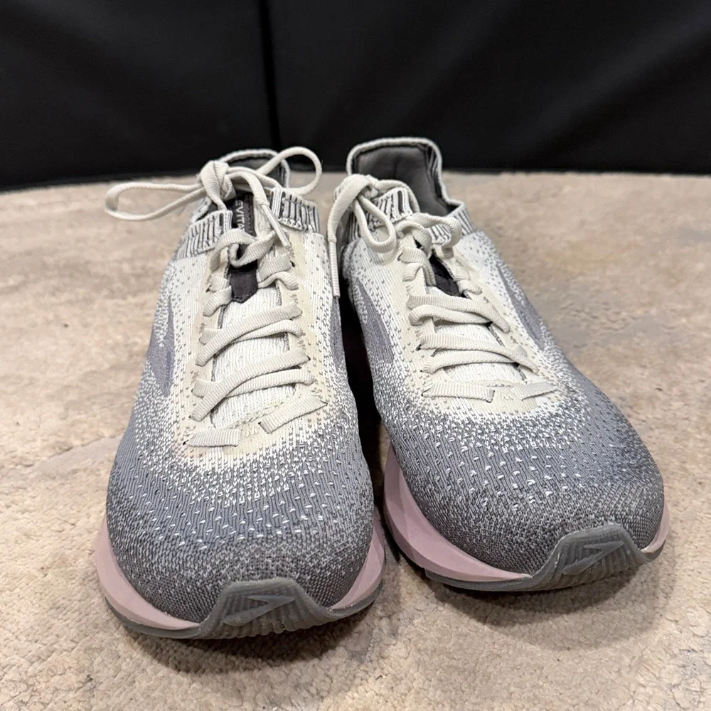 Brooks Levitate 2 Women's Running Shoes Size 9.5 B (Medium) Gray and pink EUC - Picture 2 of 9